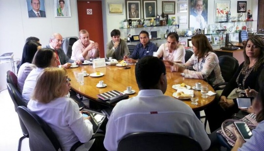 Reunião entre dirigentes do Soego, deputado Mauro Rubem, prefeito Paulo Garcia e equipe da SMS. Foto: Soego