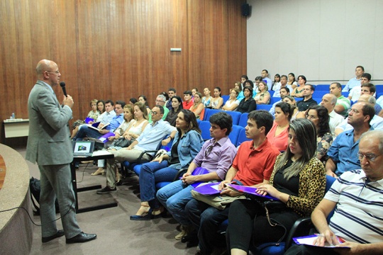 Dr. Gilberto Pucca apresentou o panorama do Brasil Sorridente no estado (Foto: Karin Alexandre - SES)