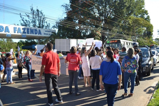 Entidades que integram o Fórum Goiano em Defesa dos Servidores e Serviços Públicos faz protesto em frente à Sefaz. (Foto: Sindipúblico)