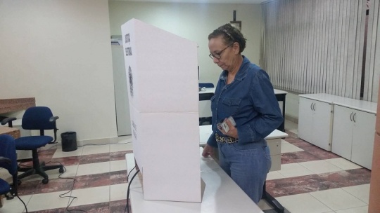 Cirurgiã-dentista vota no 2º turno das eleições do CROGO. (Foto: CROGO)