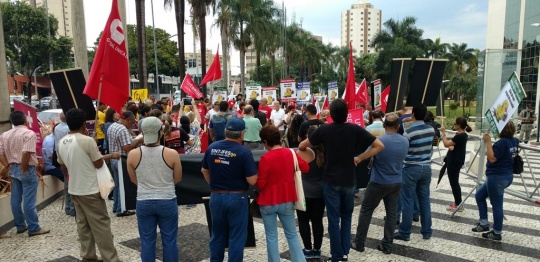Trabalhadores protestam contra retrocesso a direitos trabalhistas.