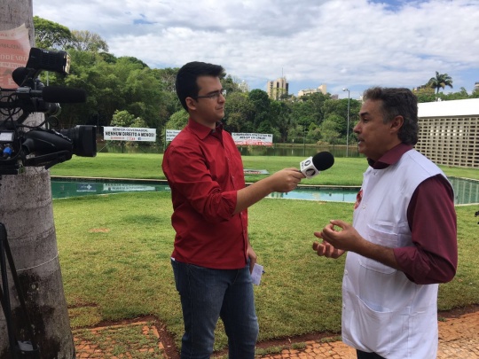 Presidente do Soego, José Augusto Milhomem, concede entrevista à televisão.